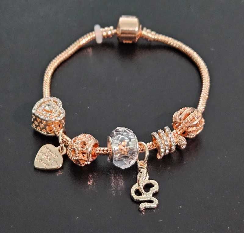 pulseira com pendente cobra e contas