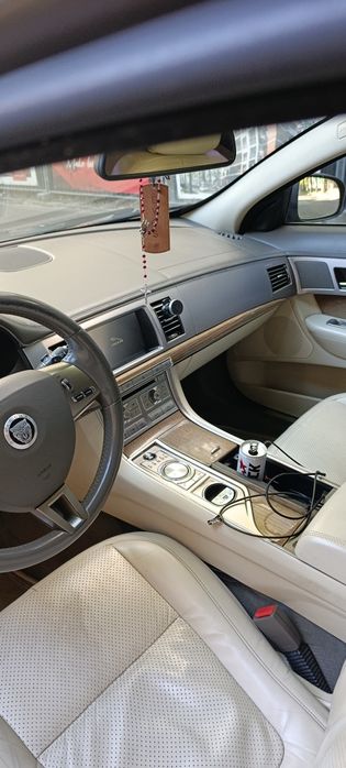 Jaguar XF 2.7 V6 Luxury