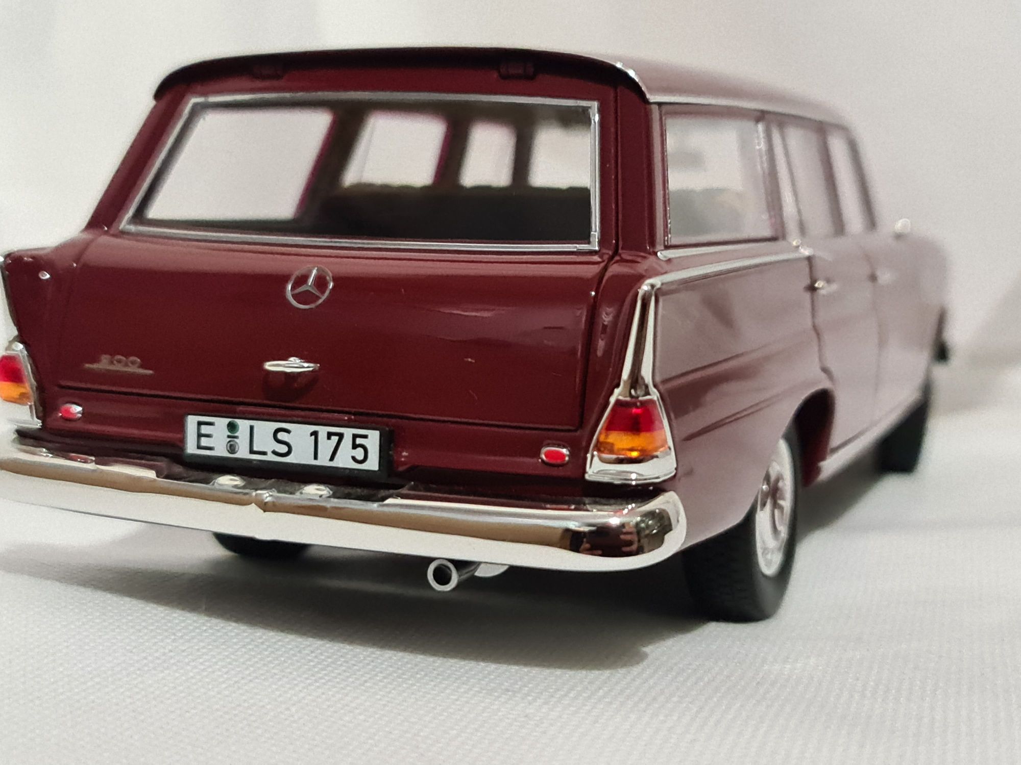 Norev 1:18 Mercedes-Benz 200T Universal (1966)