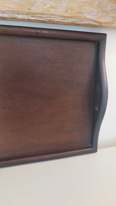 Tabuleiro vintage em madeira.
Grande tabuleiro.
Dimensões: 51,50x33cm