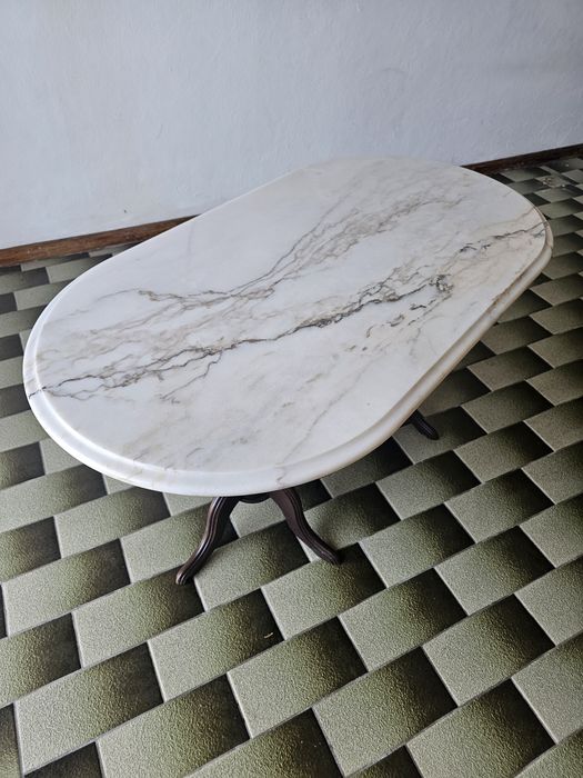 Mesa de Centro com tampo de Pedra