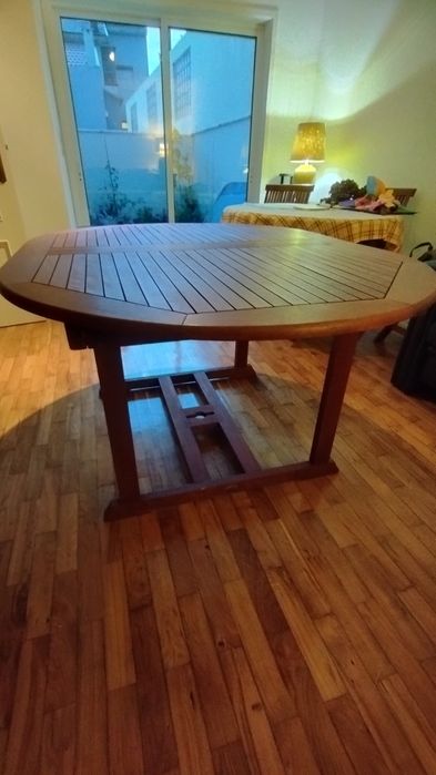 Mesa extensível oval em teca 6/8 lugares, em ótimo estado