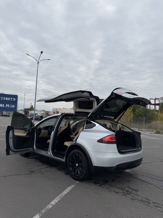 Тесла модел Х 90D максимальная комплектация 3 рядная