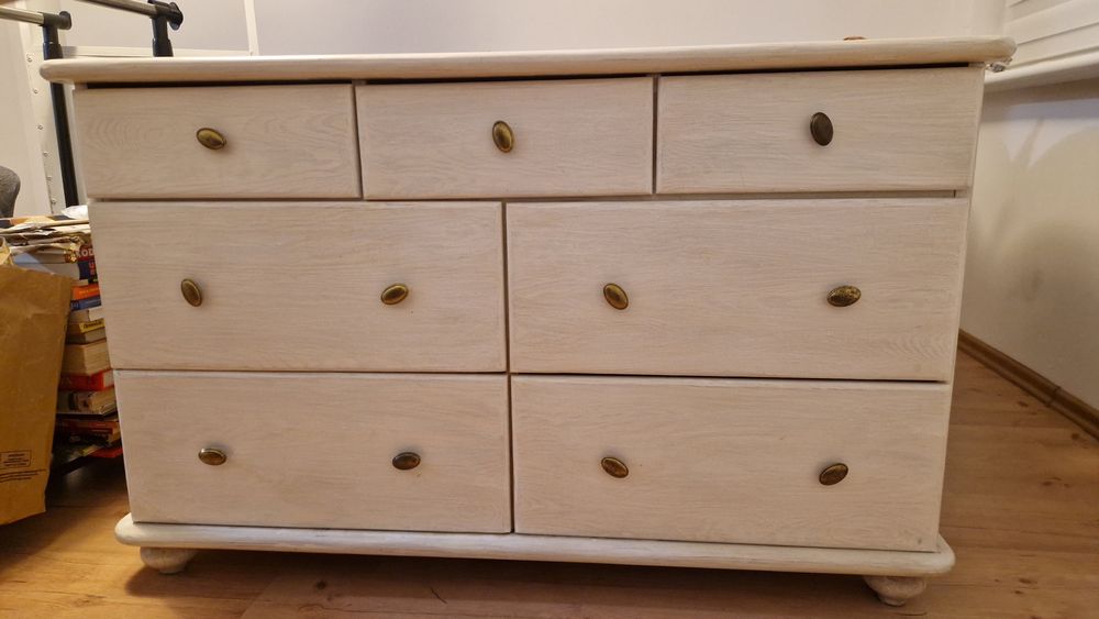 Drewniana komoda, sosna