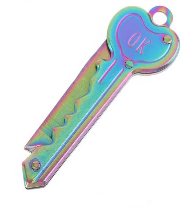 brelok w kształcie klucza z nożem.