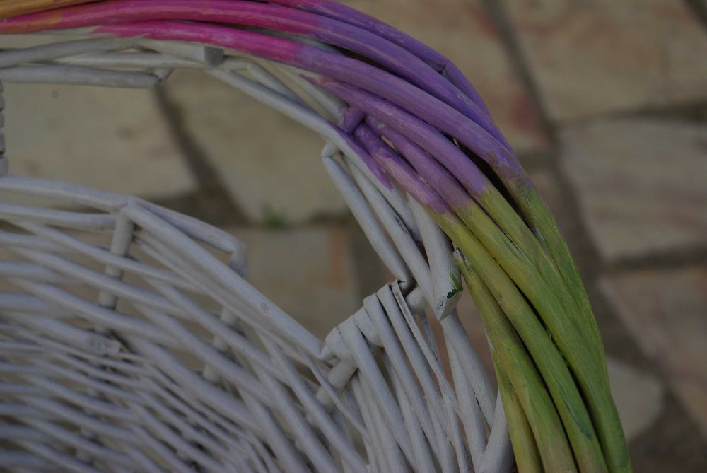 Cesta de vime renovada. Decorada. Pintada e envernizada