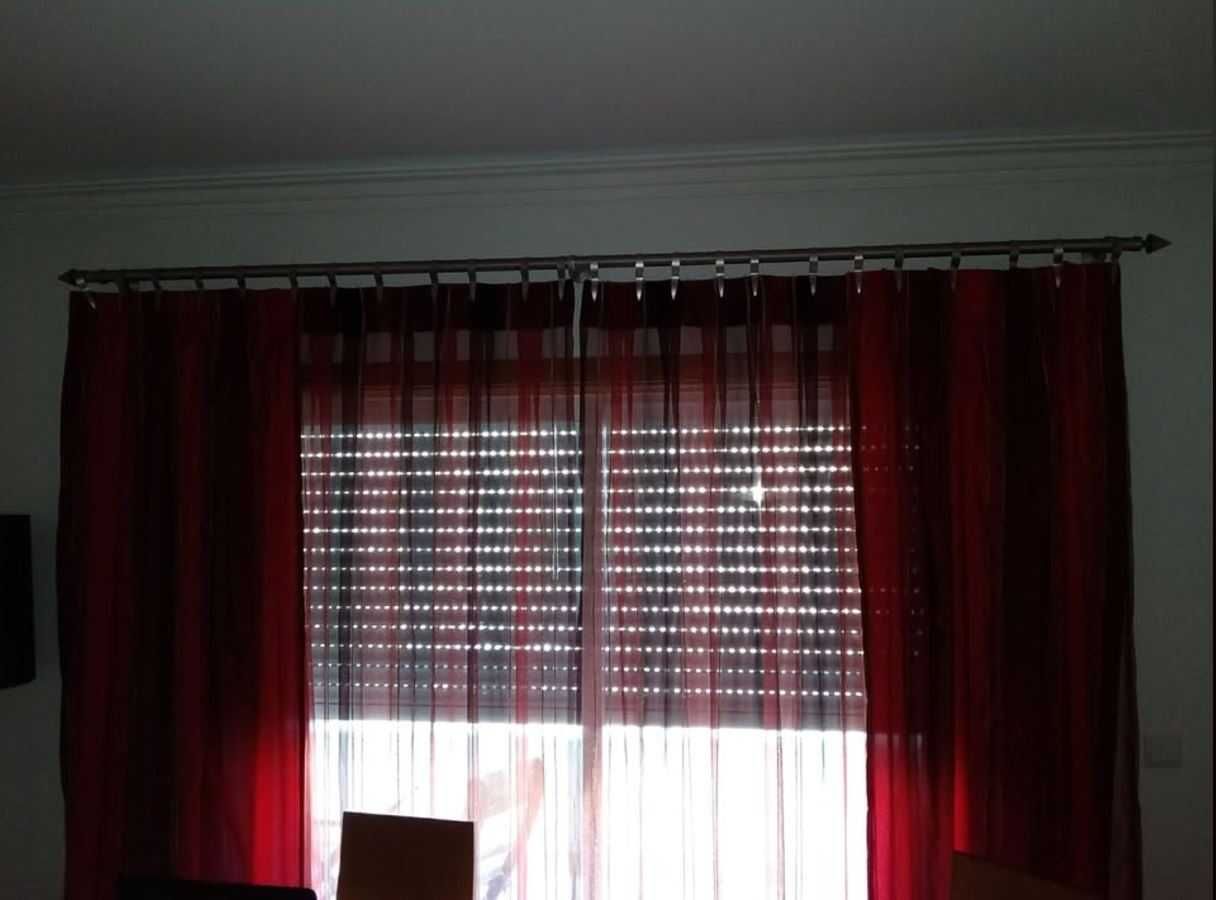 Cortinado em tons vermelhos com bandas laterais