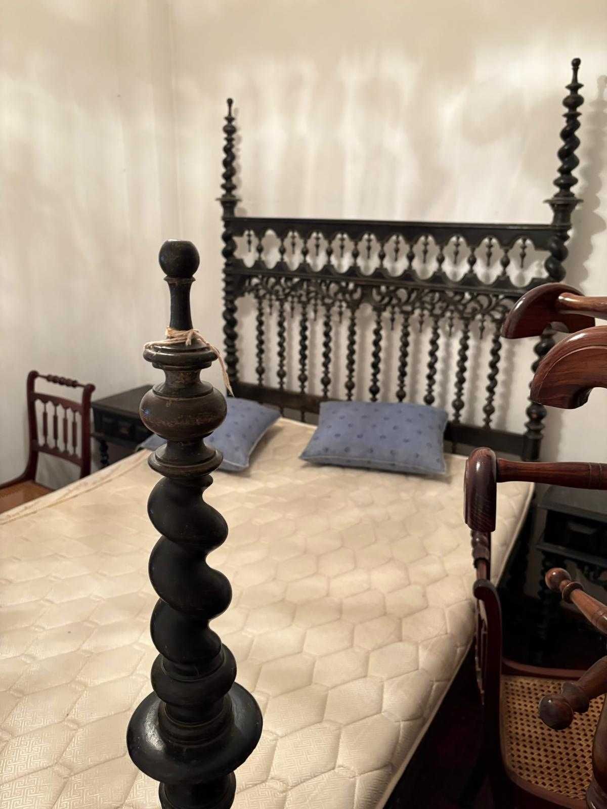 Cama de bilros, 2 mesas de cabeceira e cabide