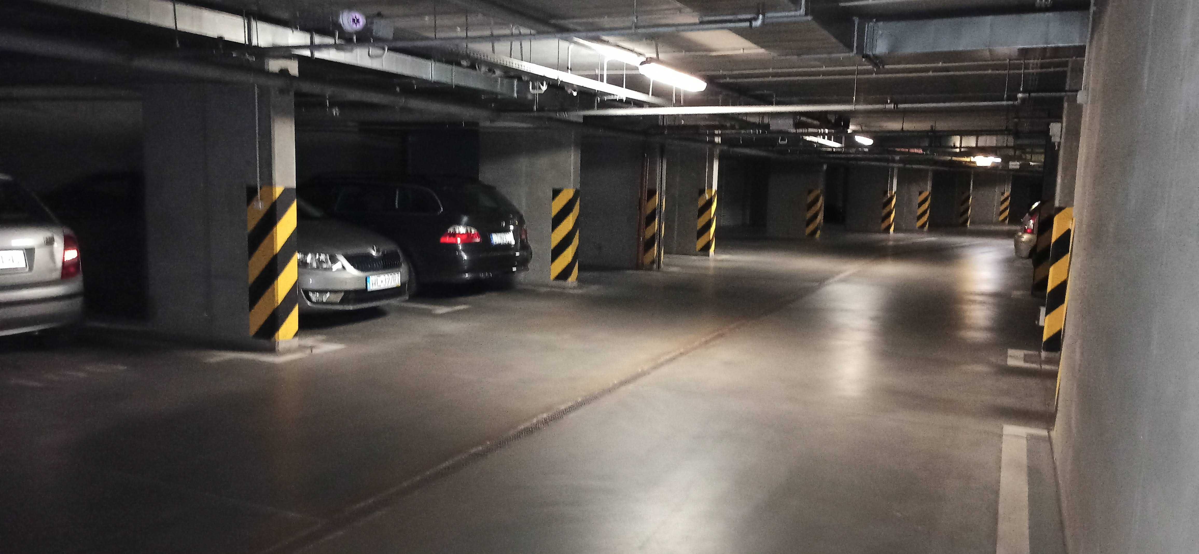 Miejsce postojowe w hali garżowej pod blokiem Włodarzewska 81c