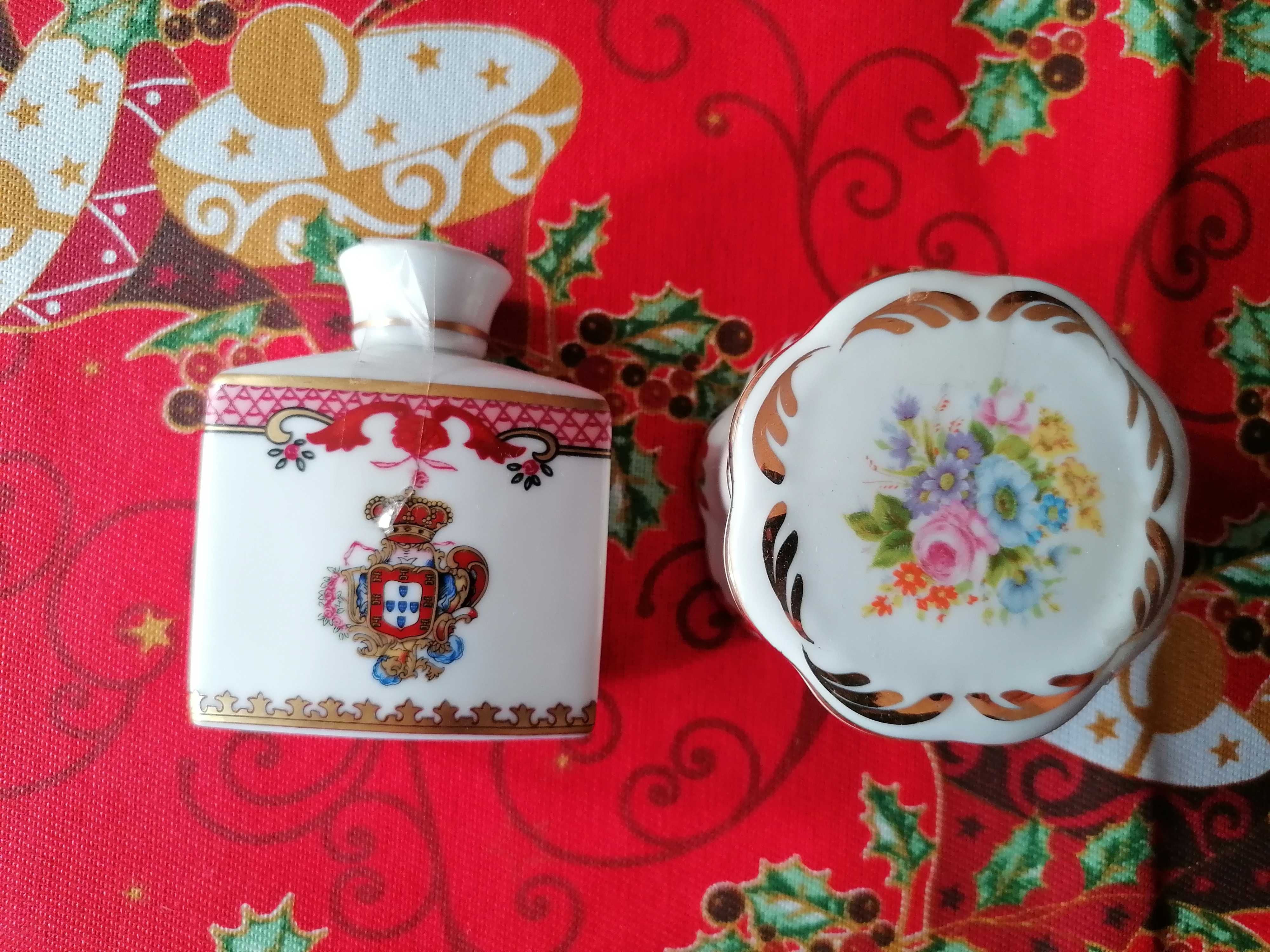 Artigos de porcelana (Frasco de Chá e Guarda-Joias)