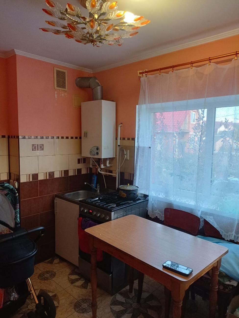 "Продаж будинку в Хмельницькому з усіма зручностями"