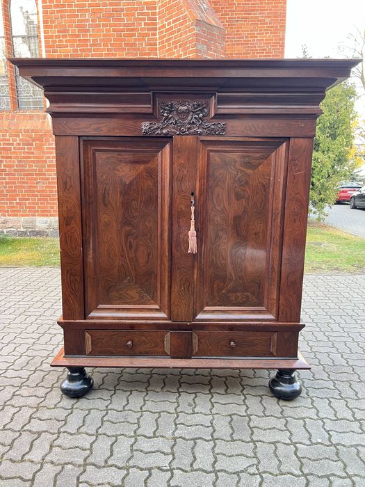 Szafa garderobiana w stylu barokowym z drewna orzechowego