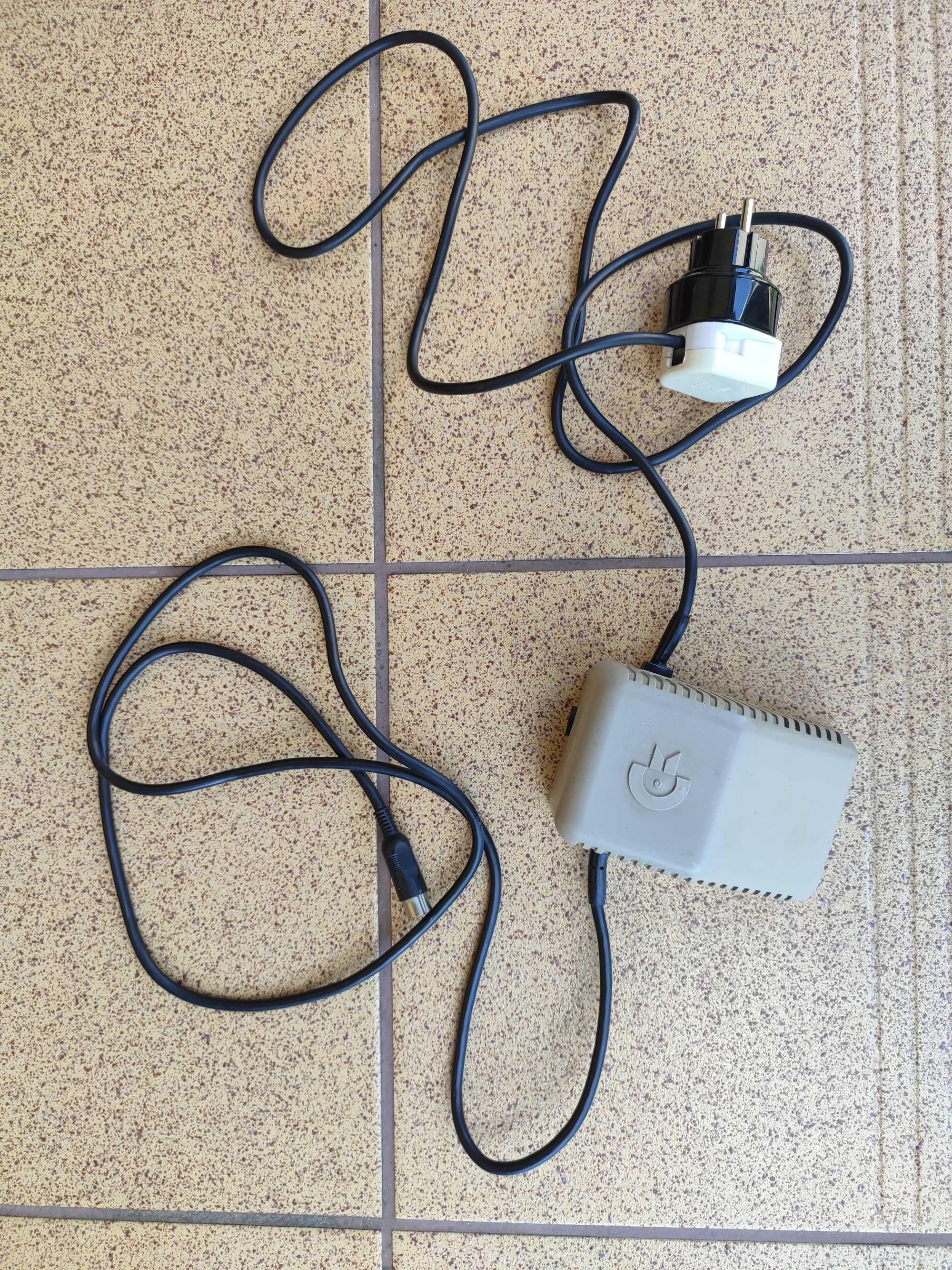 Commodore C64 w zestawie z magnetofonem i zasilaczem.