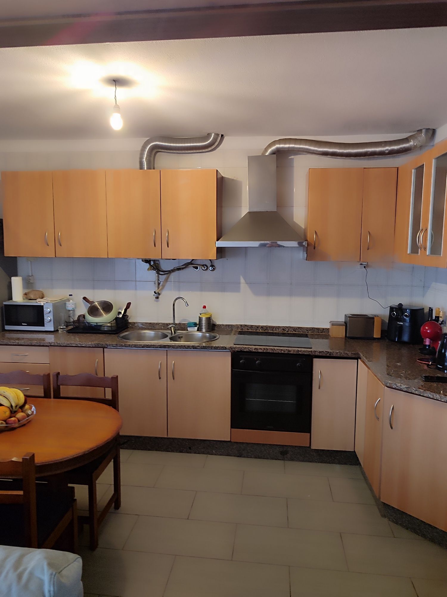 Cozinha  com esquentador e exaustor