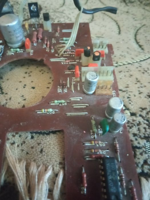 Продам пару плат з деталями.