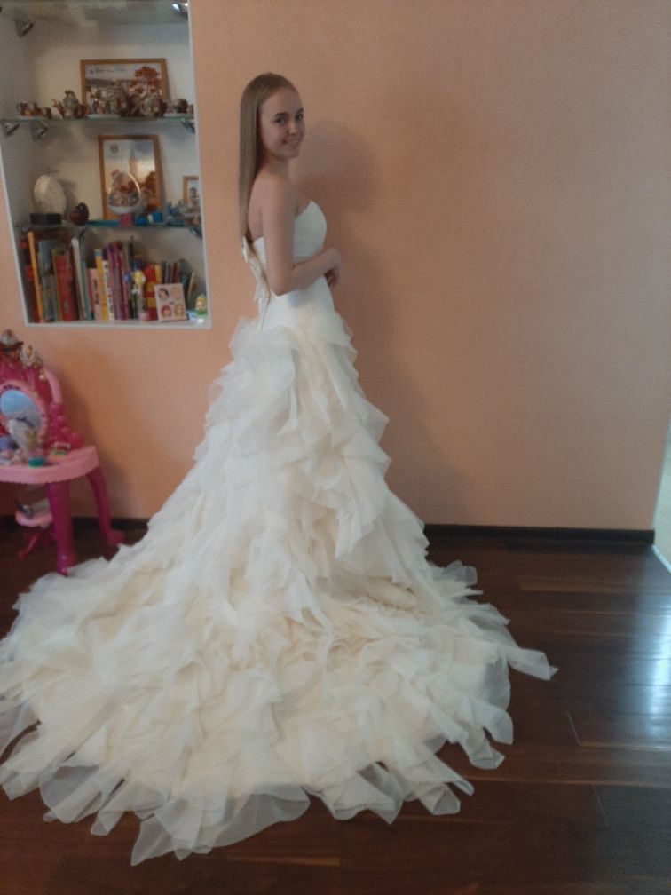 Свадебное платье очень красивое