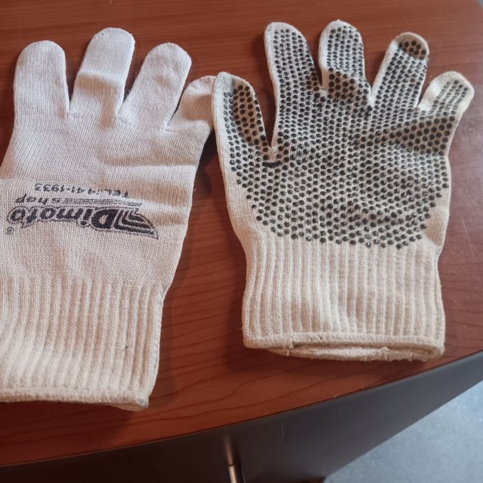 1 par de luvas de homem e 4 pares de meia calca para senhora