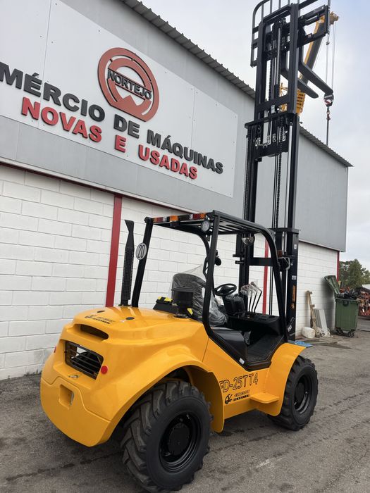 Empilhador Euroyen FD25TT4 (diesel) 2,5Ton 4x4