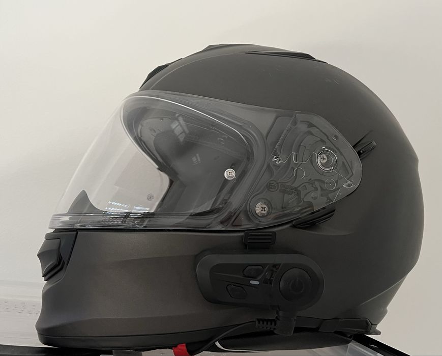 Capacete com viseira solar e sistema de comunicação Bluetooth