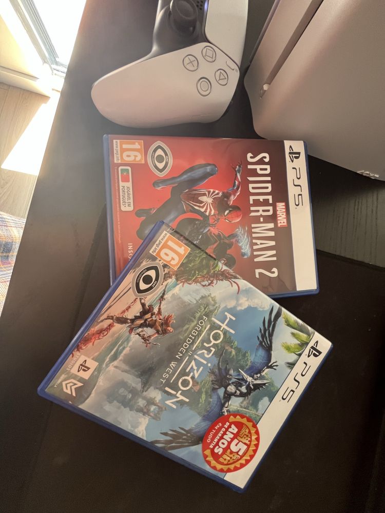 PS5 versão disco + comando e 2 jogos