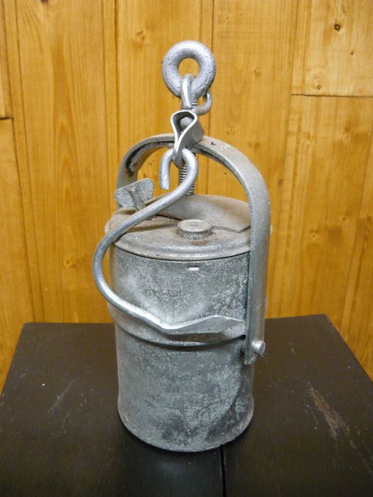 Lampa górnicza karbidowa.
