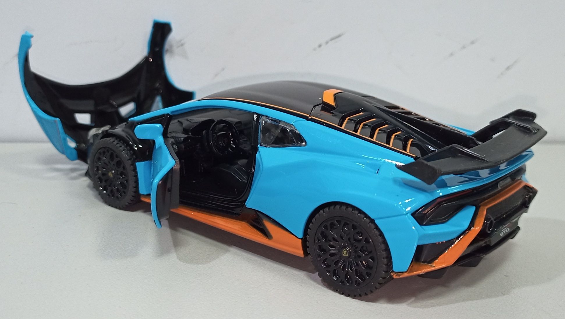 Lamborghini Huracan STO металлическая модель 1:32 RASTAR