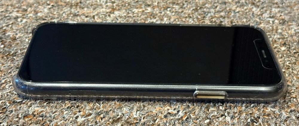 iPhone XR 64GB czarny – szybka Belkin + etui Apple + ładowarka