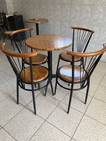 Mesa e cadeiras de café
