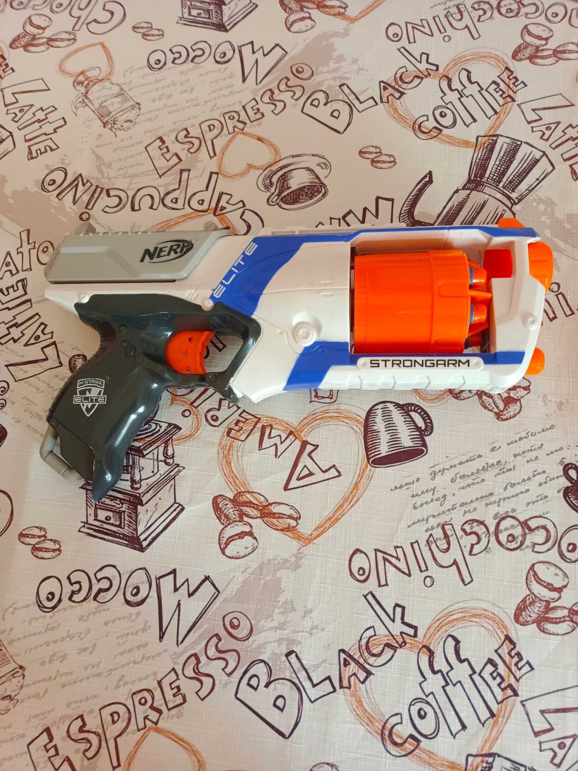 Pistolet nerf strongarm.