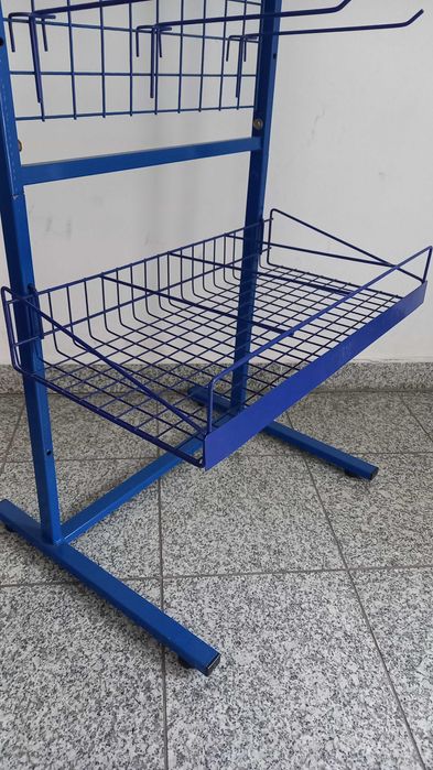 Stojak metalowy z haczykami granatowy