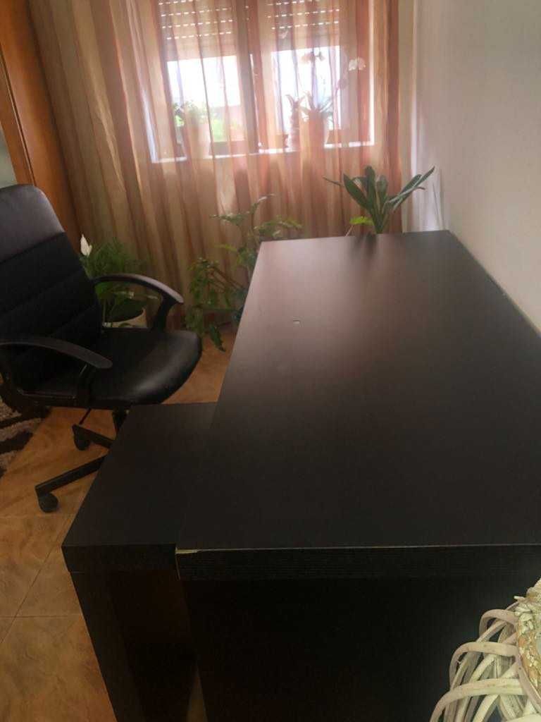 Secretária com painel extraível