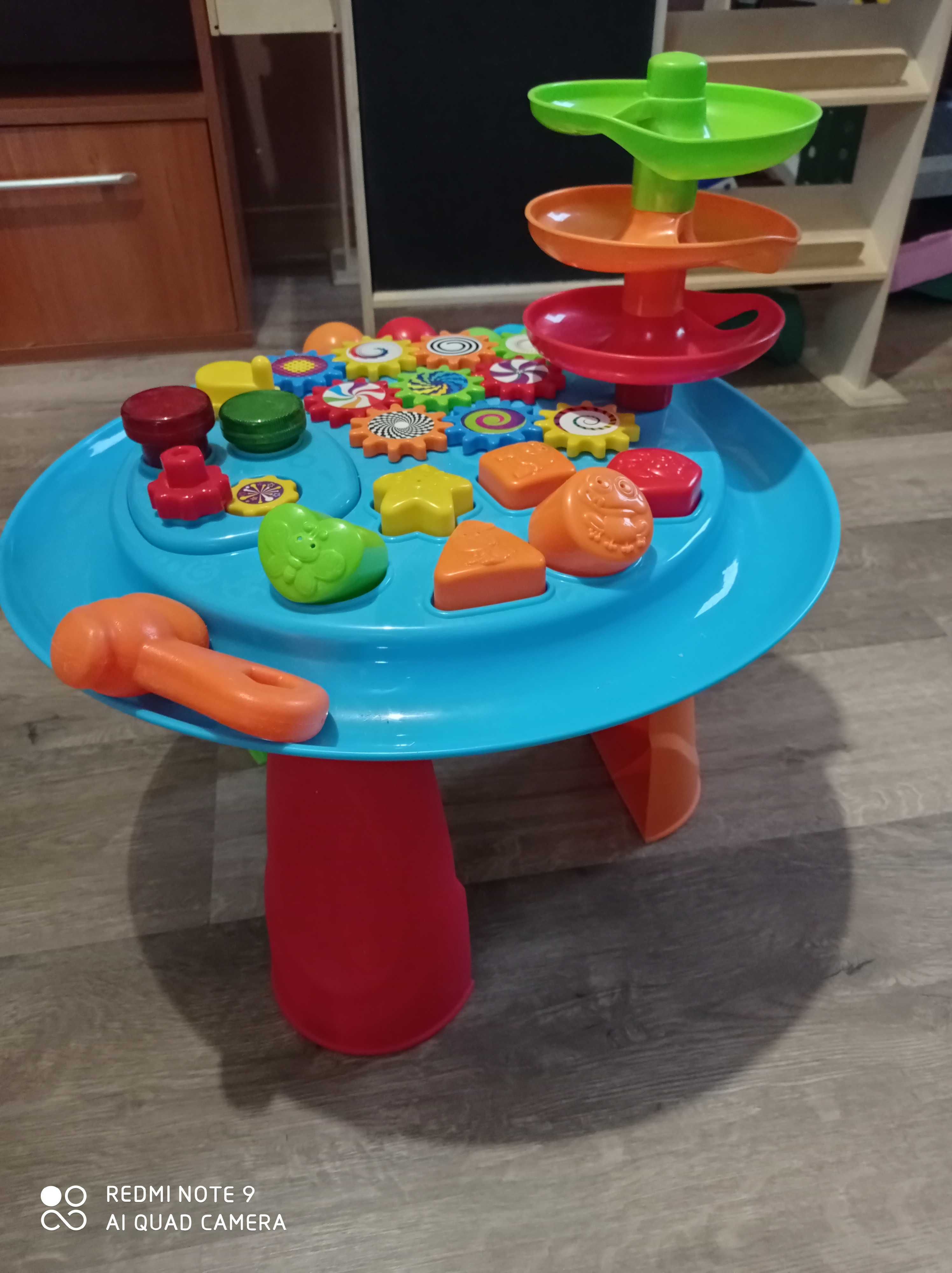 Stolik interaktywny że zjeżdżalnią i sorterem