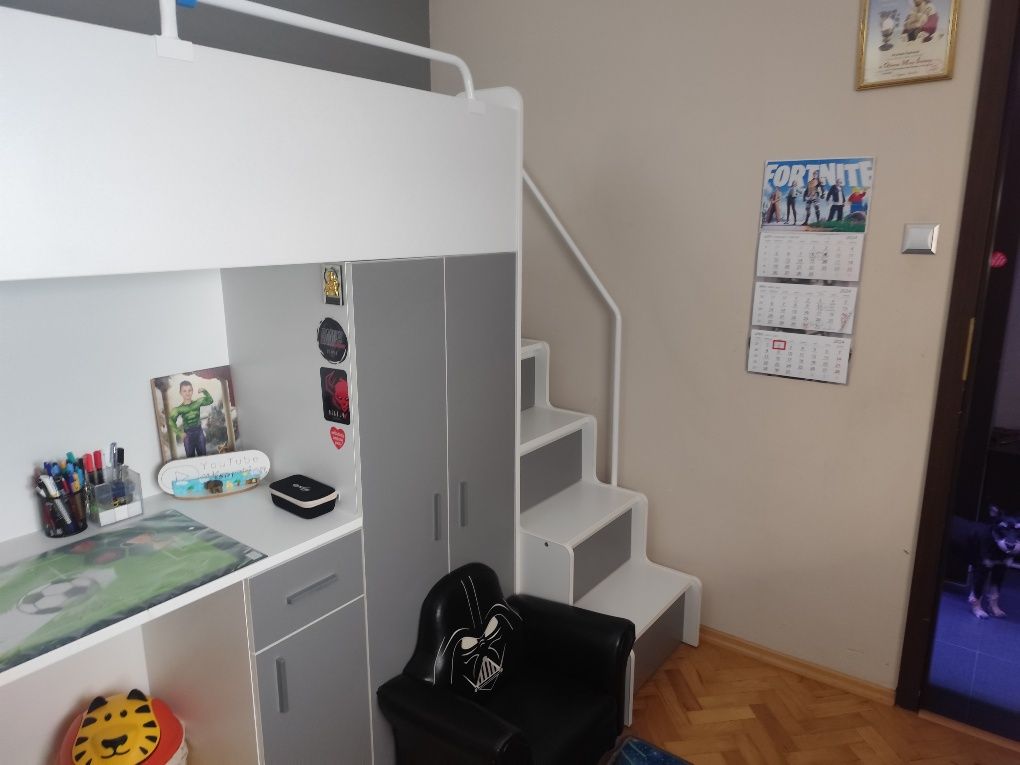Łóżko piętrowe z biurkiem