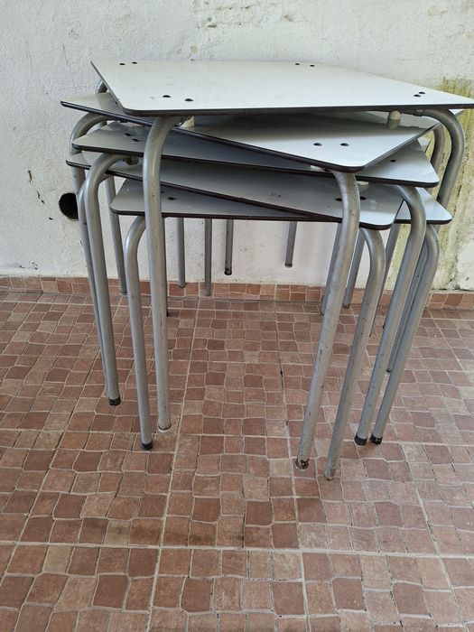 Várias mesas e cadeiras