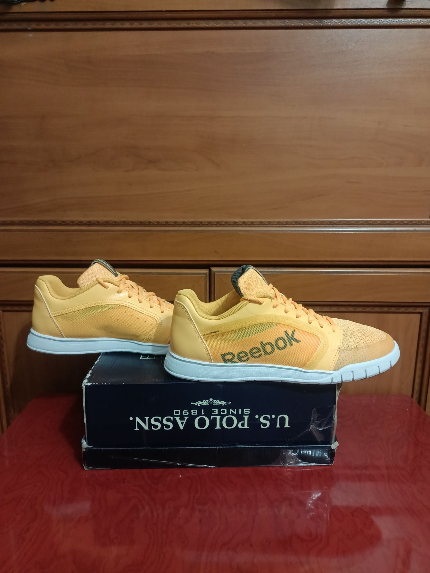 Взуття, кросівки Reebok.