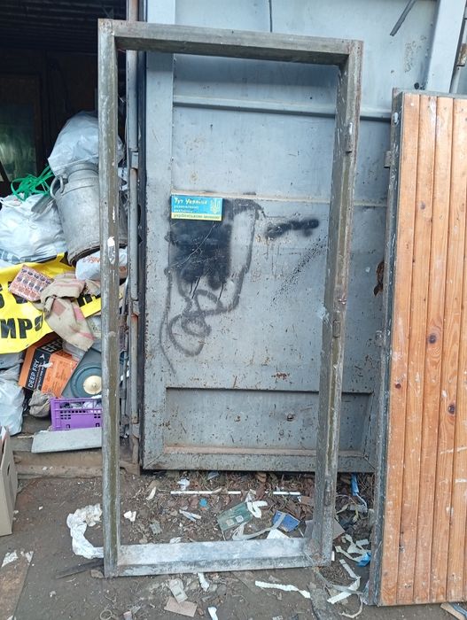 Вхідні двері металеві