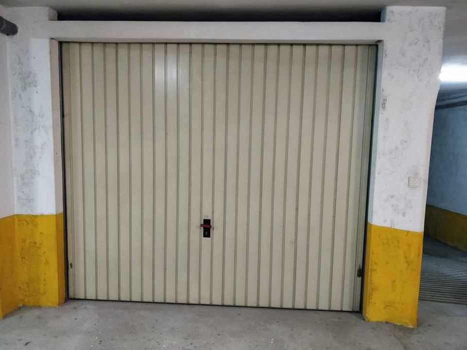 Garagem - Avenida Francisco Sá Carneiro