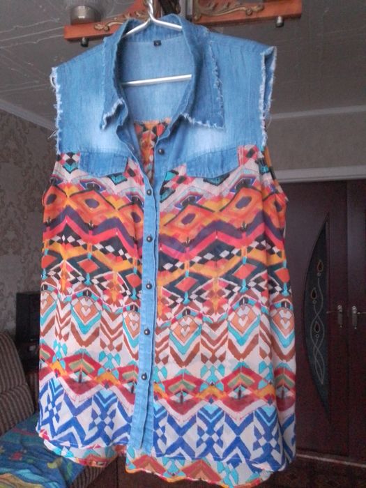 Літня кофтинка 48р. Зверху джинсова вкладка, далі шовк.Кольорова. Ціна