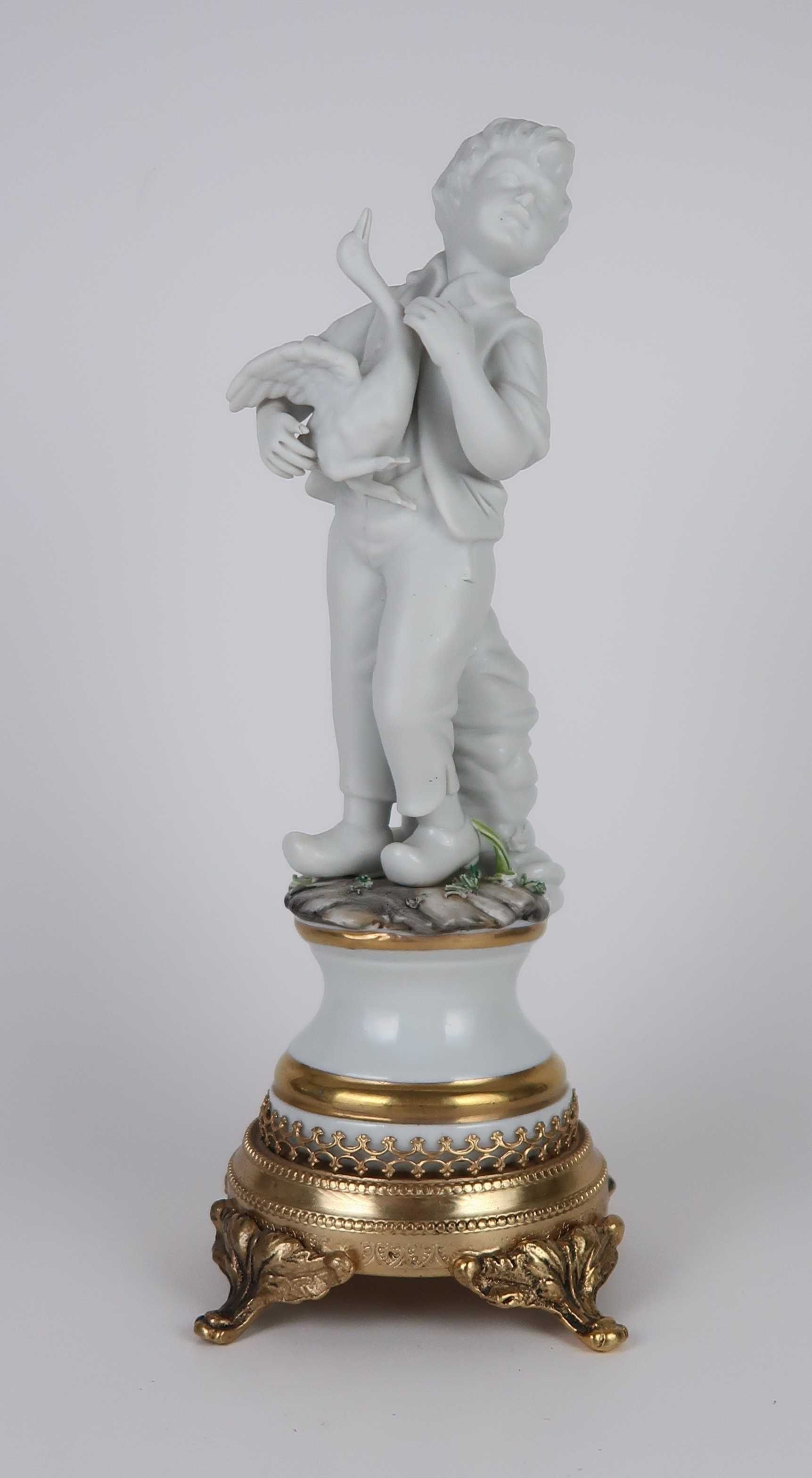 Escultura em Biscuit - menino com pato
