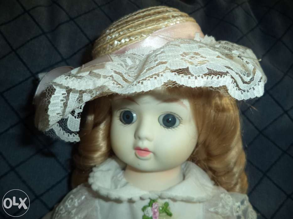 Boneca antiga de porcelana, muito delicada