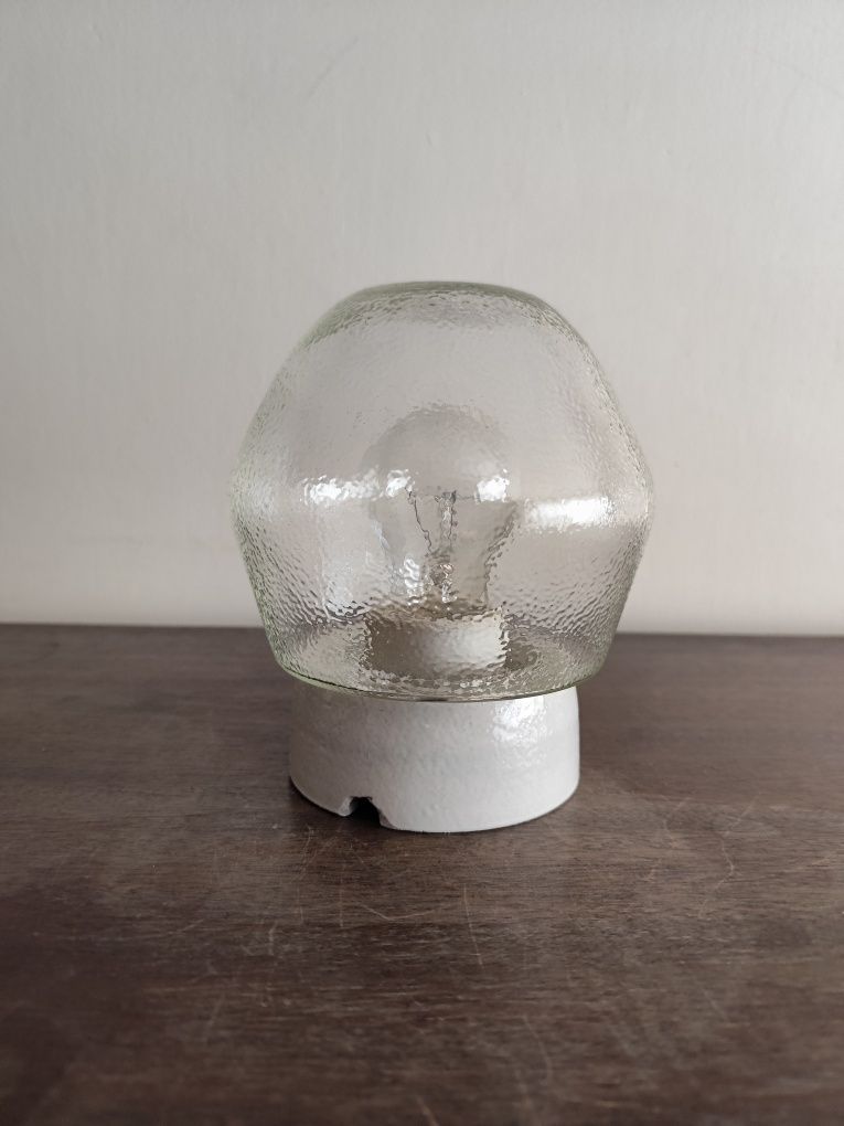 Lampa ze szklanym kloszem i porcelanową oprawką PRL sprawna