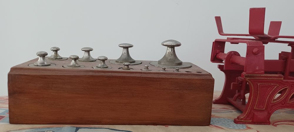 Balança antiga com pesos