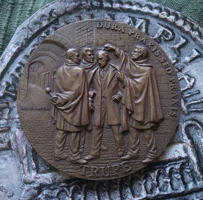 181024#Medalha  tradições Académicas Coimbra Trupe dura praxes
Di