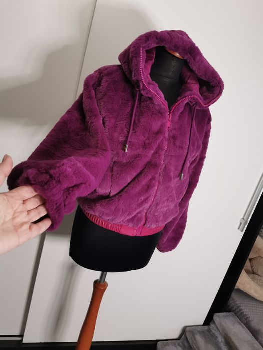 Cudowne amarantowe krótkie lekkie futerko z kapturem M