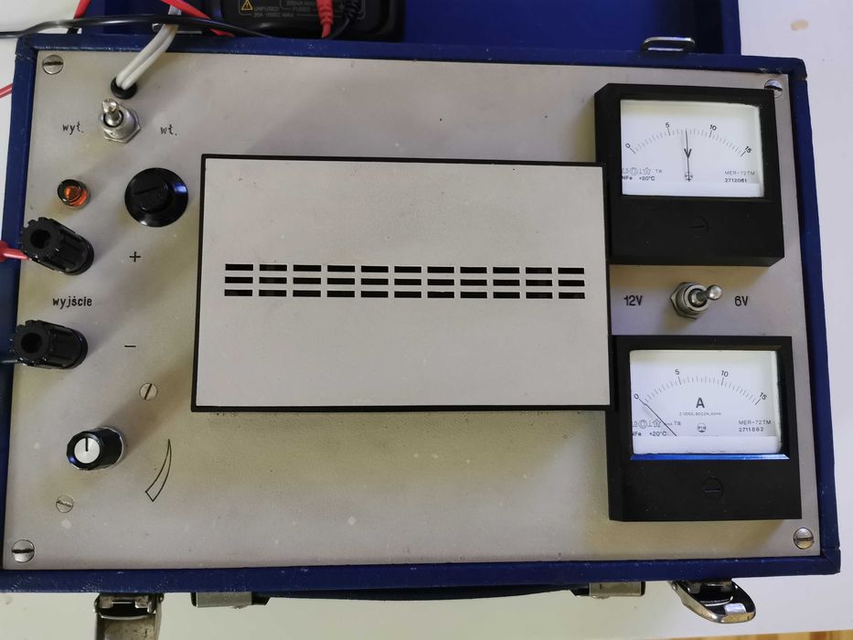 Zabytkowy walizkowy zasilacz lub prostownik z czasów PRL