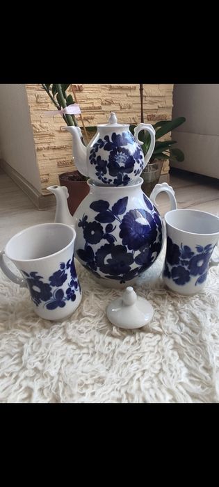 Чайник , яблуко.