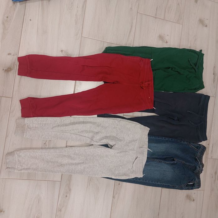 Paka ubrań dla chłopca 128 cm. Zestaw: spodnie, bluzy, koszulki, dres