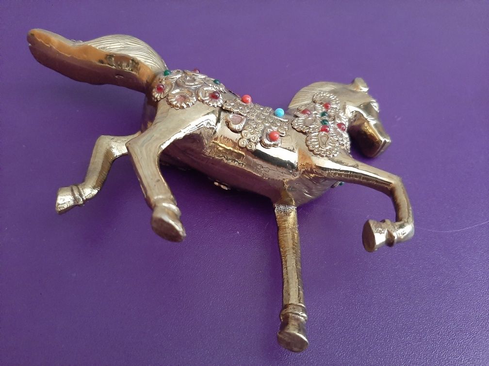 Cavalo em Bronze trabalhado com pedras incrustadas.
