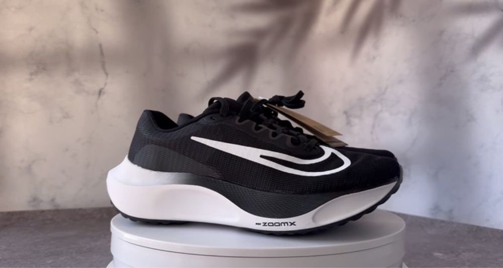 Кросівки Nike Zoom Fly 5 (Розмір 38.5) DM8968-001