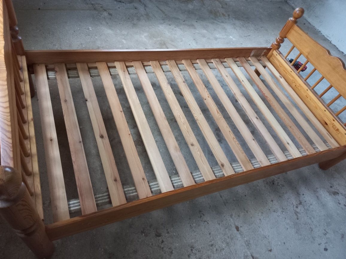 Łóżko sosnowe drewniane